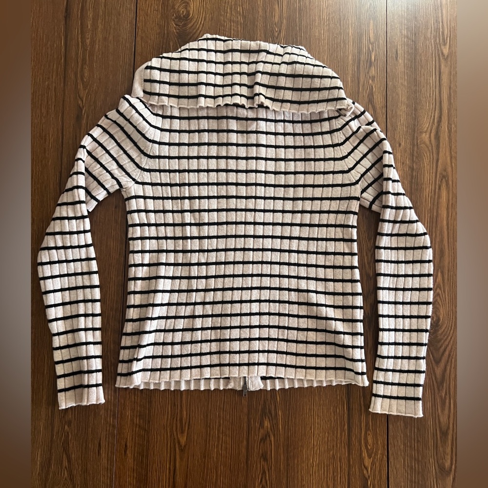 Universal Threads
Women’s 
Medium 
Cardigan 
Sweater
Ivory/Black Stripe
L/S - Picture 2 of 14